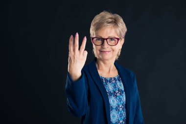 Eski sekreter koyu arkaplanda üç numarayı gösteriyor.