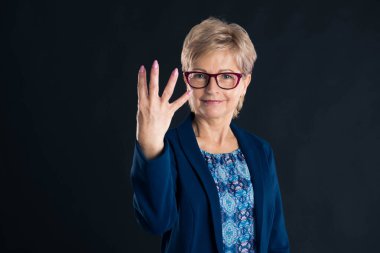 Eski sekreter koyu arkaplanda 4 numarayı gösteriyor.