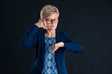 Kıdemli sekreter beni zamanında arıyor. Karanlık bir geçmişim var.