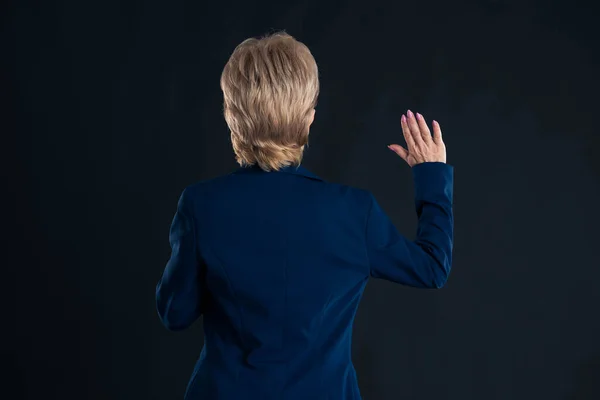 Oudere Secretaresse Vloeken Het Dragen Van Een Blauwe Jas Met — Stockfoto