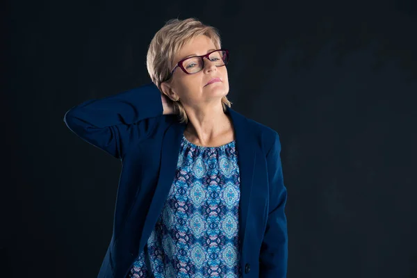 眼鏡をかけた頭痛の種の老女の肖像 — ストック写真
