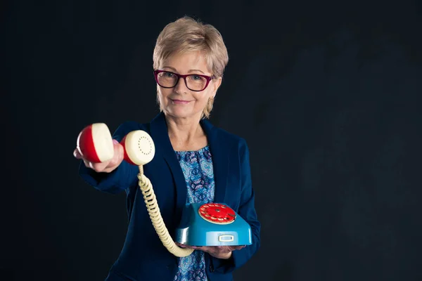 Starsza Bizneswoman Rozmawia Przez Telefon Mówi Dla Ciebie Ciemnym Tle Zdjęcia Stockowe bez tantiem