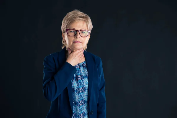 Portret Starszej Bizneswoman Cierpiącej Bóle Brzucha Tuż Przed Kaszlem Obrazy Stockowe bez tantiem