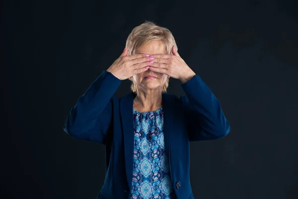 Starsza Bizneswoman Rękami Oczu Żeby Nie Widziała Ciemnym Tle Zdjęcie Stockowe