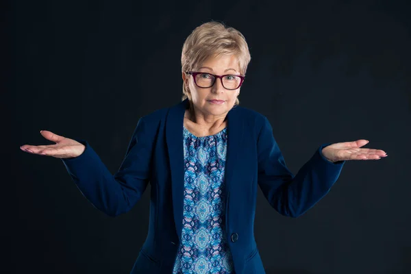 Starsza Bizneswoman Robi Nie Wiem Znak Nosząc Niebieską Kurtkę Ciemnym Obrazy Stockowe bez tantiem