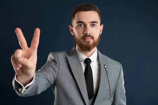 Joven Hombre Negocios Mostrando Signo Paz Con Traje Gris Fotos De Stock