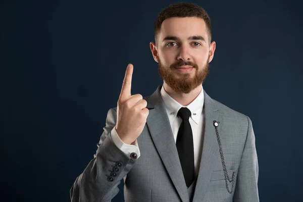 Empresário Feliz Mostrando Número Vestindo Terno Cinza Uma Gravata Preta Imagem De Stock
