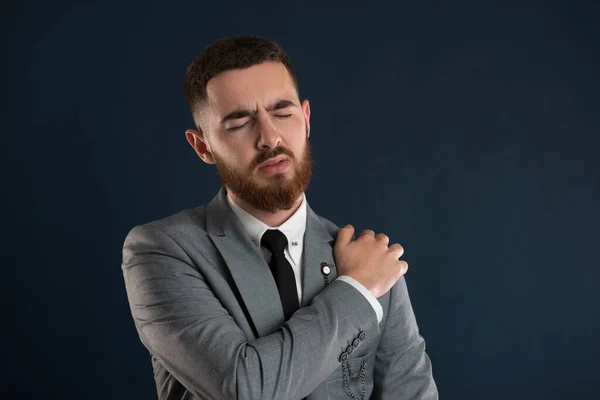 Beau Jeune Cols Blancs Avec Douleur Épaule Portant Une Veste Photos De Stock Libres De Droits