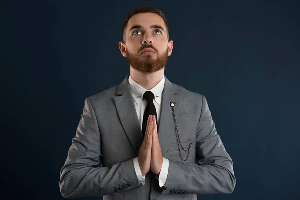 Joven Hombre Negocios Rezando Por Mejor Trato Con Traje Gris Fotos De Stock Sin Royalties Gratis