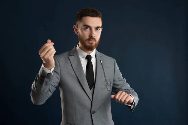 Joven Emprendedor Molesto Diciendo Que Tiempo Dinero Usando Traje Gris Fotos De Stock