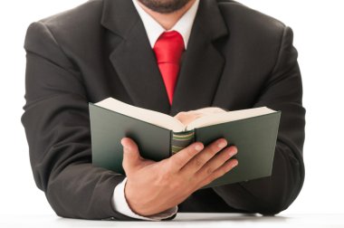 kitap okurken iş adamı