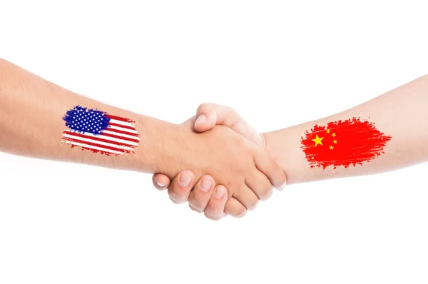 美国和中国的手颤抖着的旗帜 — 图库照片