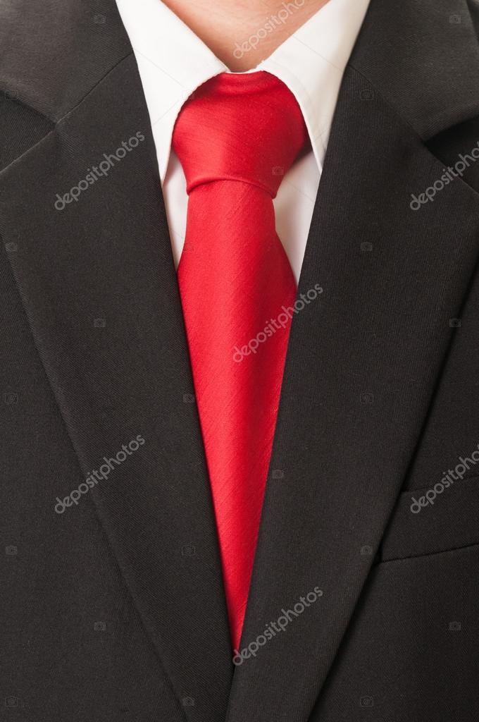 Traje negro camisa azul corbata roja hotsell