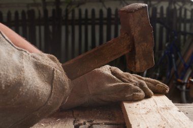 Bir çivi çekiç kullanarak ahşap içine kapıyı marangoz