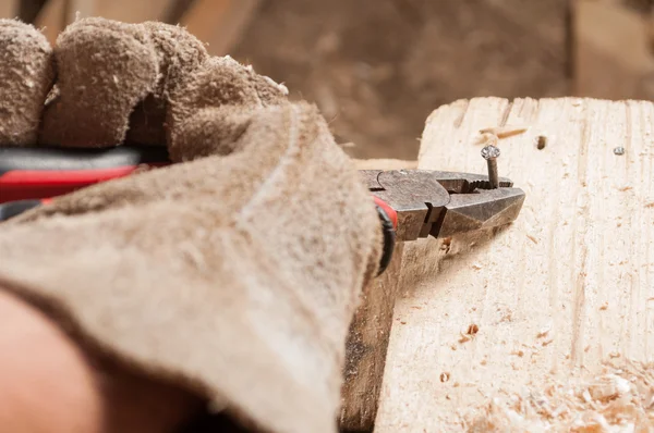 Charpentier tirant un clou en bois — Photo