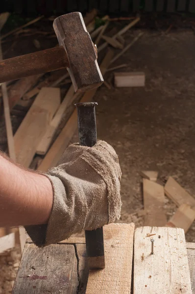 Hammer schlägt auf Meißel — Stockfoto