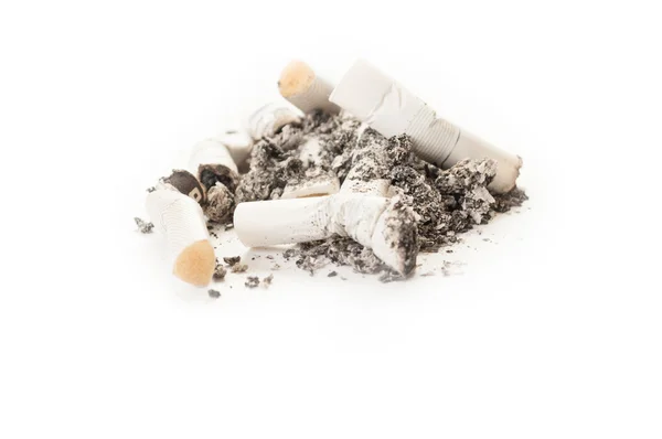 Smutsiga illaluktande cigarett aska och stubbar eller rumpor — Stockfoto