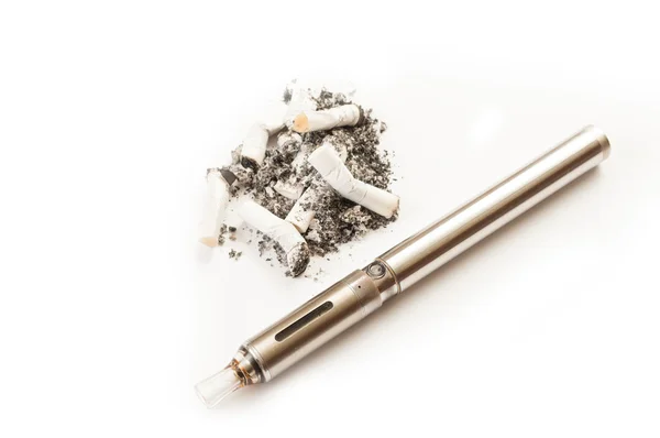 Schmutziges und stinkendes Rauchen versus saubere elektronische Zigaretten — Stockfoto