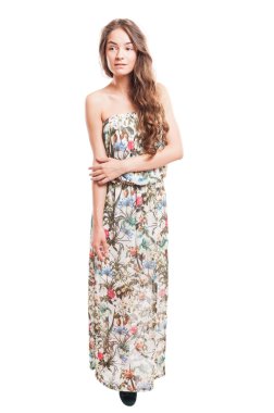 beyaz zemin üzerinde doğal uzun saçlı kadın modeli