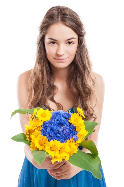 Junges weibliches Model bietet einen Blumenstrauß an — Stockfoto