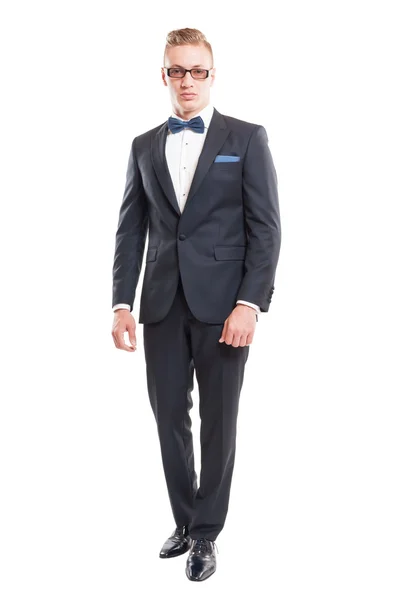 Elegant manlig modell klädd i kostym och bowtie — Stockfoto