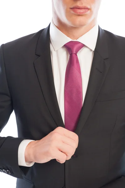 Modelo masculino de negócios elegante que fixa sua jaqueta terno — Fotografia de Stock