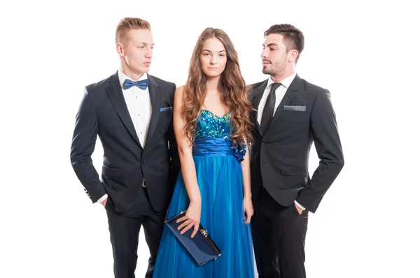 bir kadın iki erkek güzel saçları arıyor arasında