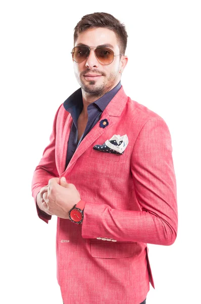 Fancy mannelijk model dragen van zonnebrillen en roze elegante jas — Stockfoto