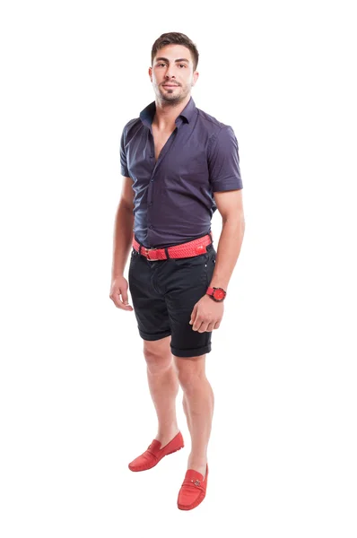 Homem vestindo shorts, camisa roxa e cinto rosa e sapatos — Fotografia de Stock