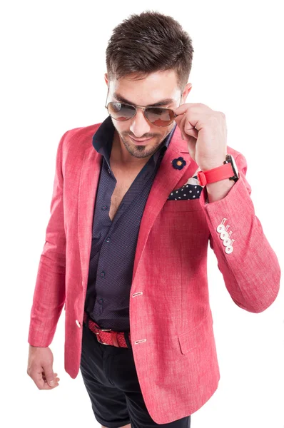 Funky fashion man wearing pink jacket, shorts and sunglasses — Stock Photo, Image