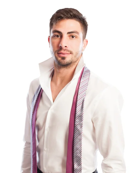 Modelo masculino com camisa de gola aberta e duas gravatas penduradas — Fotografia de Stock