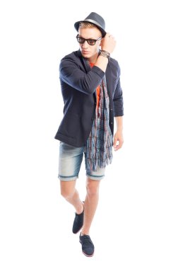 Funky, zarif ama aynı zamanda rahat erkek yazlık giysiler