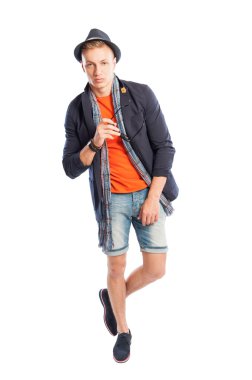 Kısa kot pantolon ve zarif elbise atkı ve şapka ile