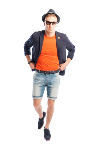 Oranje t-shirt en elegante jas, korte jeans, hoed, zonnebril — Stockfoto
