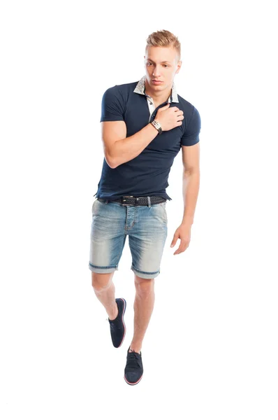 Moda modelo masculino em roupas de verão posando — Fotografia de Stock