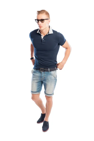 Manlig modell fastställande hans tidvattnet t-shirt — Stockfoto