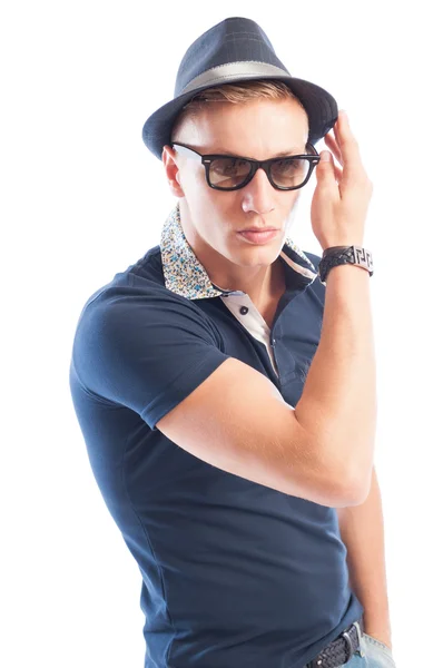 Moda modello maschile indossando t-shirt blu, cappello e occhiali da sole — Foto Stock