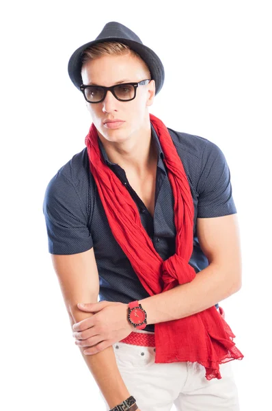 Sombrero y gafas de sol con camisa azul y bufanda roja y reloj — Foto de Stock