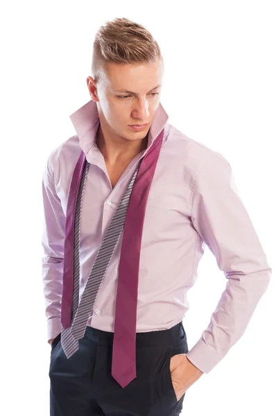Modelo masculino vestindo calças pretas, camisa roxa e duas gravatas — Fotografia de Stock