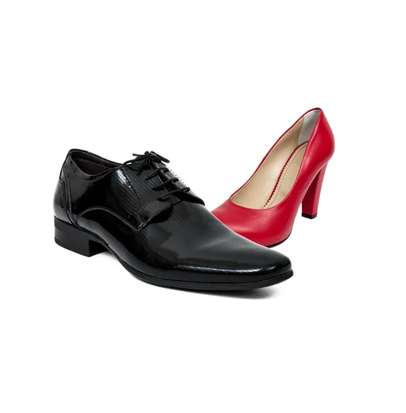 Μαύρος παπουτσιών έναντι γυναίκα κόκκινο παπούτσι — Φωτογραφία Αρχείου
