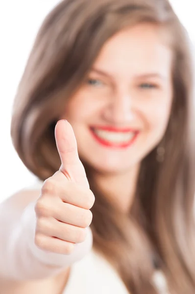 Mujer de negocios mostrando pulgares hacia arriba con enfoque en la mano — Foto de Stock