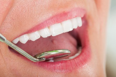 Mükemmel diş hekimi gülüşe kızla