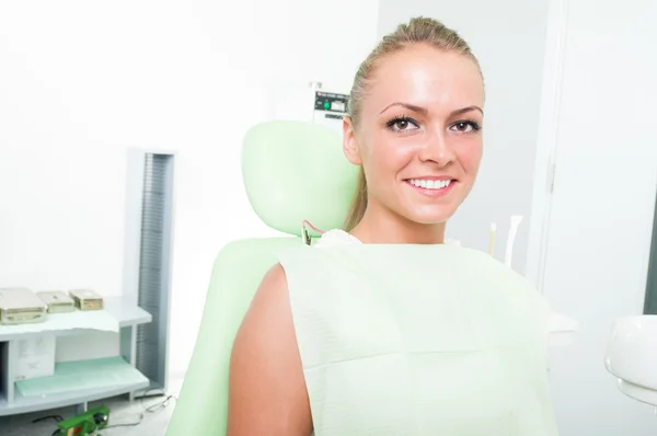 Усміхнена пацієнтка-жінка у стоматолога — стокове фото