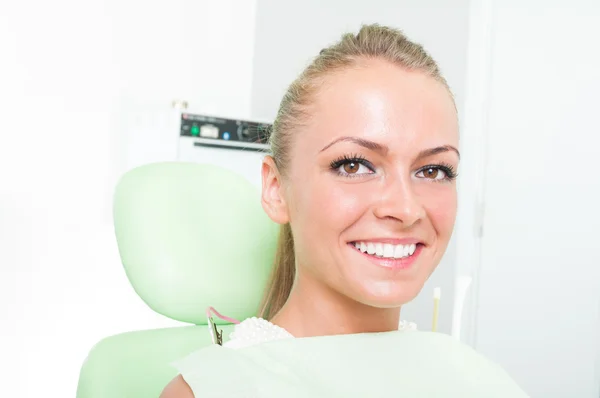 Portrait de fille avec un sourire parfait chez le dentiste — Photo