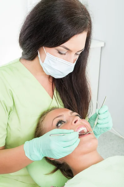 Dentista feminina a verificar a higiene oral — Fotografia de Stock