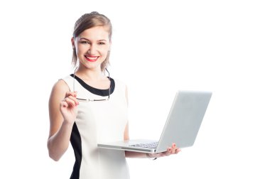 Dizüstü gülümseyen iş kadını