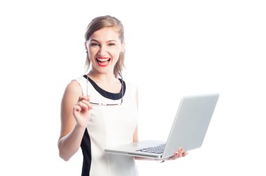 Bir dizüstü bilgisayar tutan heyecanlı iş kadın