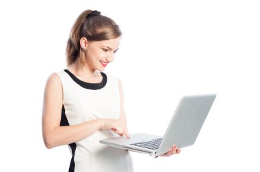 Dizüstü bilgisayarda çalışan iş kadını