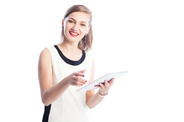 Mujer sonriente sosteniendo una tableta — Foto de Stock