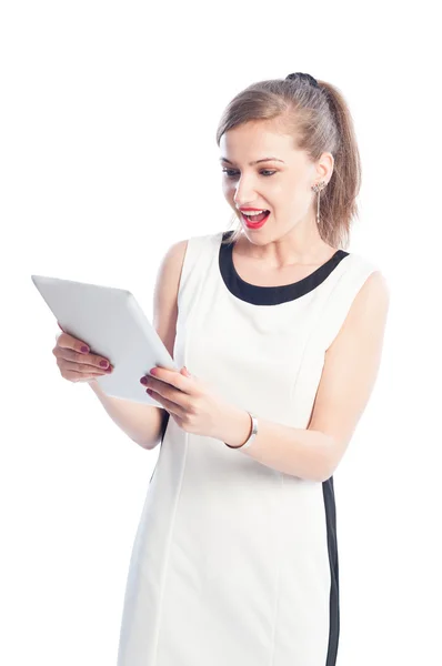 Mujer emocionada sosteniendo y mirando la tableta — Foto de Stock